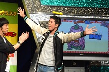 「ビックリマン賞」に選ばれて喜ぶ麒麟・田村。