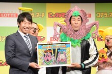「ビックリマン賞」に選ばれた麒麟・田村（右）。