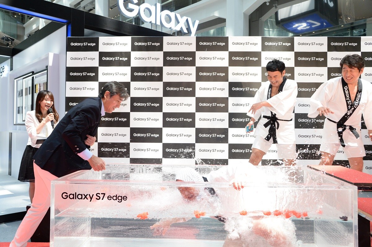 ダチョウ倶楽部上島、バーチャル金魚すくい中に水槽へ落下