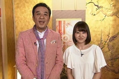 司会の渡辺正行（左）と、アシスタントの門脇佳奈子（右）。(c)BSフジ