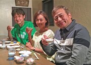「酒のほそ道～今宵も一杯やりますか～」に出演する（左から）ラズウェル細木、田中律子、ラサール石井。(c)BS朝日