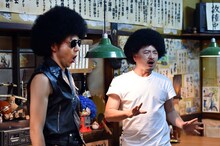 「日曜劇場『99.9-刑事専門弁護士-』」に出演するどぶろっく。(c)TBS