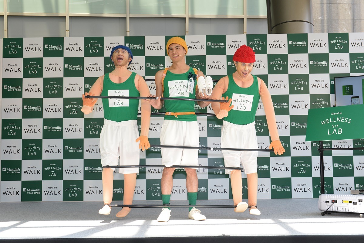 記者発表会に登壇した小島よしお。