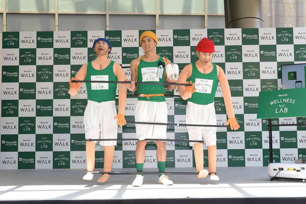 記者発表会に登壇した小島よしお。