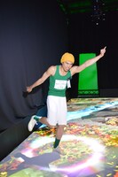 「PROJECTION WALK」を体験する小島よしお。