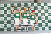 記者発表会に登壇した小島よしお。