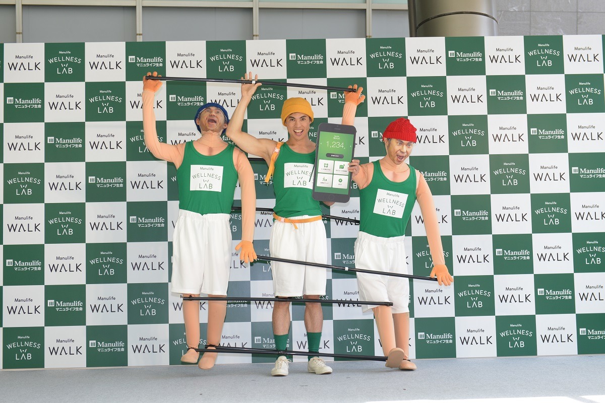 記者発表会に登壇した小島よしお。