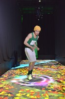 「PROJECTION WALK」を体験する小島よしお。