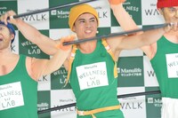 記者発表会に登壇した小島よしお。