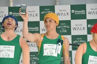 記者発表会に登壇した小島よしお。