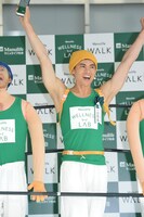 記者発表会に登壇した小島よしお。