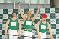 記者発表会に登壇した小島よしお。