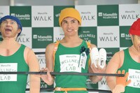 記者発表会に登壇した小島よしお。