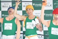 記者発表会に登壇した小島よしお。