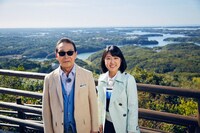 志摩を訪れたタモリと近江友里恵アナウンサー（左から）。(c)NHK