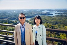 志摩を訪れたタモリと近江友里恵アナウンサー（左から）。(c)NHK