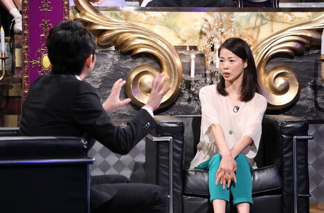 左から有吉弘行、野村真美。(c)日本テレビ