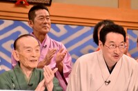 記者会見で新司会就任を受けて頭を下げる春風亭昇太（手前右）。