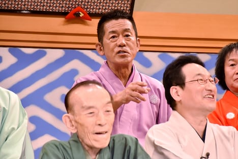 “敗戦の弁”を語る三遊亭円楽(後列中央)。