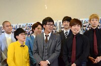 囲み取材の様子。