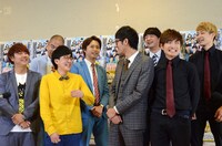 囲み取材の様子。