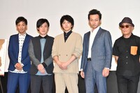 左から、とろサーモン村田、井下好井・好井、林遣都、波岡一喜、廣木隆一監督。
