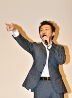 神谷才蔵として挨拶する波岡一喜。