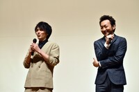 おっぱいの話題になり胸を隠す波岡一喜（右）。