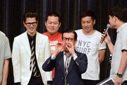 ギャグを披露するイワイガワ・岩井ジョニ男(中央)。