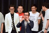 ギャグを披露するイワイガワ・岩井ジョニ男（中央）。