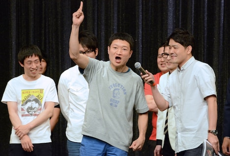 バトルを前に息巻くザブングル加藤(中央)。