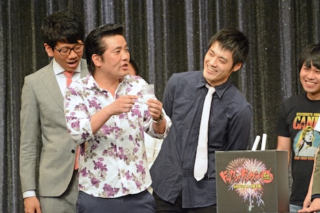 ボックスの中にシャブが入っていたと報告するえんにち・アイパー滝沢。