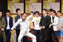 結果集計中にギャグを披露する錦鯉・長谷川。