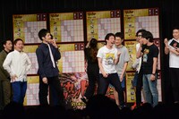 勝利したさらば青春の光（右）と敗戦したサッチ（左）。