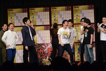 勝利したさらば青春の光（右）と敗戦したサッチ（左）。