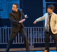 「プリティウーマンの勝手にボディーガード」に出演した（左から）渡辺正行、小倉久寛。(c)2015 松竹 / アミューズ