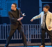 「プリティウーマンの勝手にボディーガード」に出演した（左から）渡辺正行、小倉久寛。(c)2015 松竹 / アミューズ