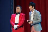 「プリティウーマンの勝手にボディーガード」に出演した（左から）ラサール石井、東貴博。(c)2015 松竹 / アミューズ