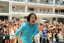 永野と会場に集まったファンたち。