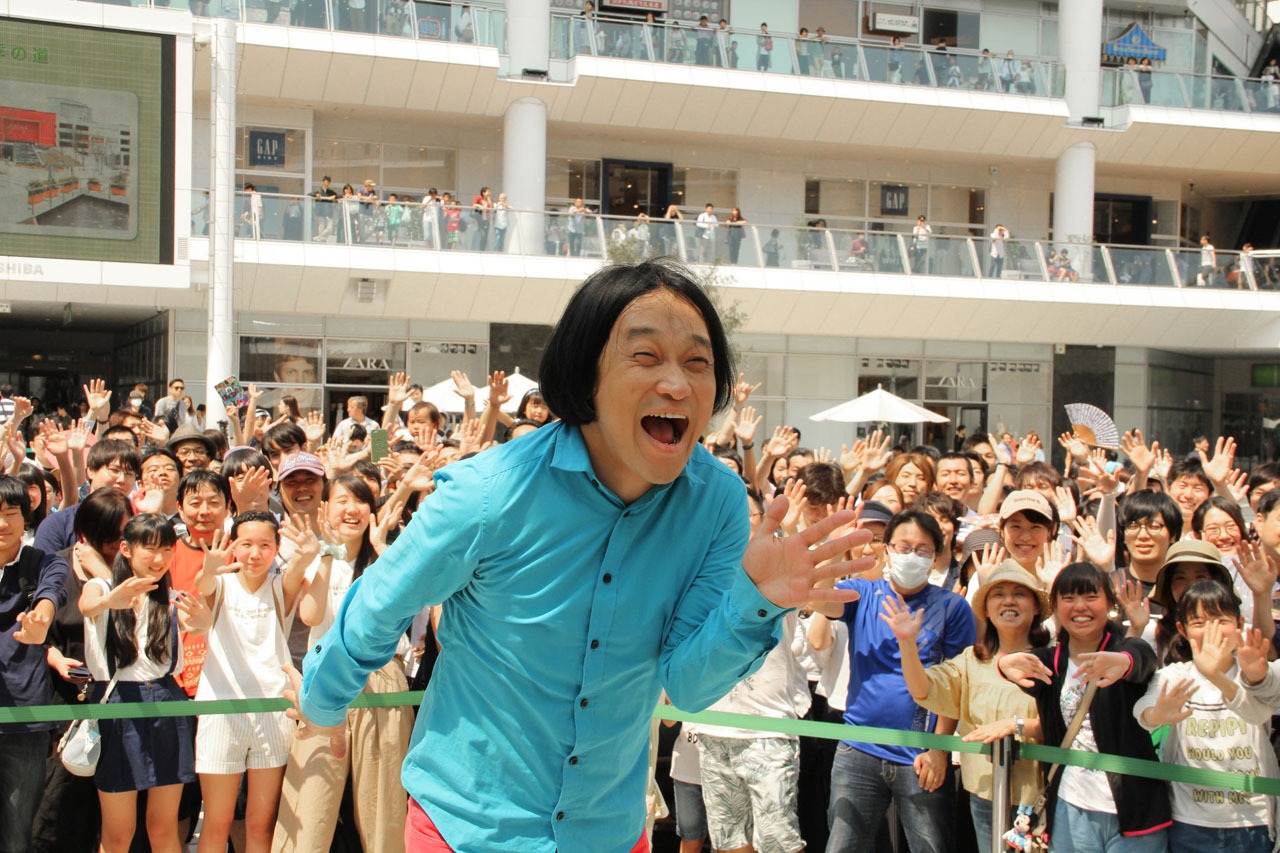 永野と会場に集まったファンたち。