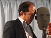 耳元に囁くトレンディエンジェル斎藤。