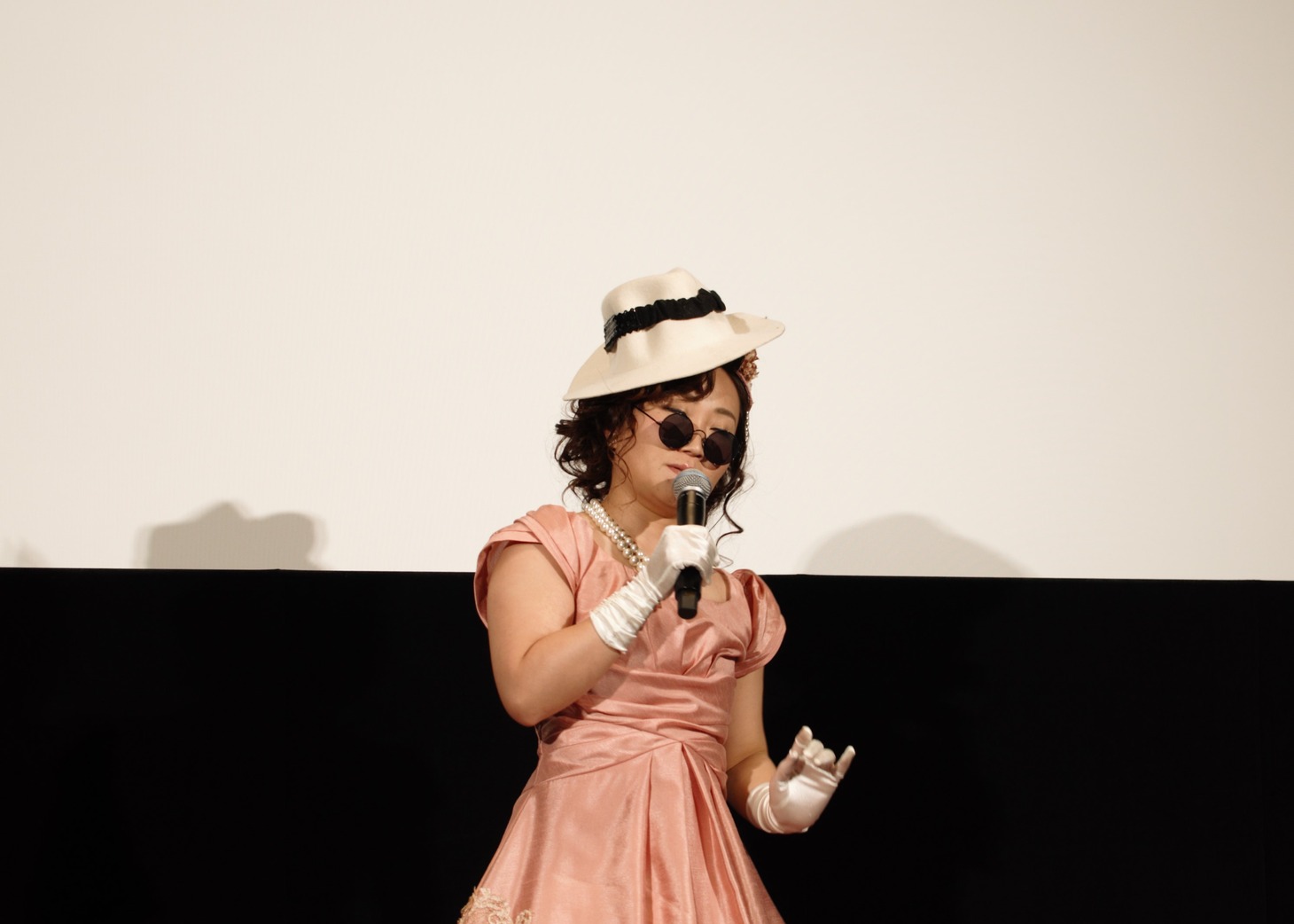 オノ・ヨーコのモノマネを披露するキンタロー。。