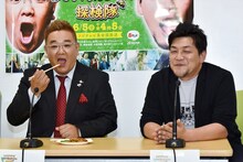 海産物を試食するサンドウィッチマン伊達（左）。