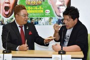 会見中、苦手な海産物を試食するサンドウィッチマン富澤（右）。