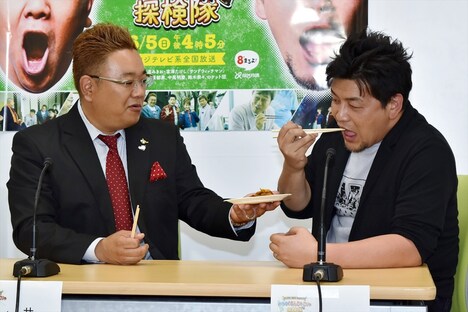 会見中、苦手な海産物を試食するサンドウィッチマン富澤（右）。