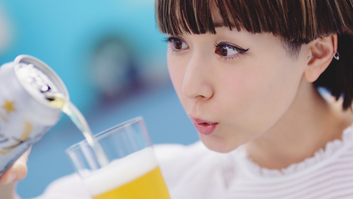 CM「爽快カエラ」篇のワンシーン。
