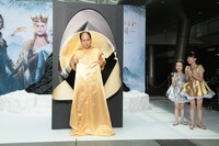 左からトレンディエンジェル、本田紗来、本田望結。