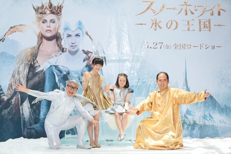 左からトレンディエンジェルたかし、本田望結、本田紗来、トレンディエンジェル斎藤。