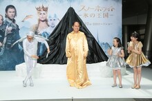 左からトレンディエンジェル、本田紗来、本田望結。