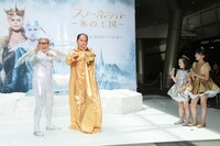 左からトレンディエンジェル、本田紗来、本田望結。